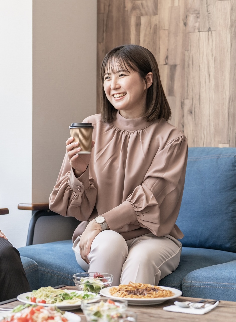カフェで談笑する女性